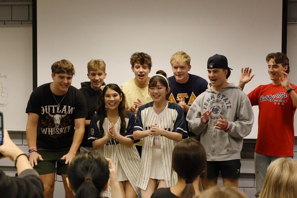 ▲ 樂天女孩們到美國大學RMU上課,教外國同學中文和台灣應援文化,互動很有趣可愛 。(圖/樂天桃猿提供)