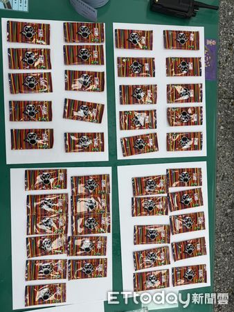 ▲▼大甲警方在交流道攔車,搜出毒咖啡包。(圖/民眾提供,下同)