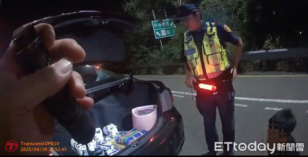 ▲▼大甲警方在交流道攔車,搜出毒咖啡包。(圖/民眾提供,下同)