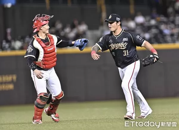 ▲▼ 林智勝引退系列賽首戰,林智勝與蔣少宏擊掌。(圖/記者李毓康攝)