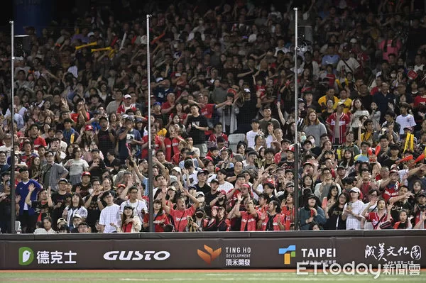 ▲▼林智勝引退系列賽首戰,台北大巨蛋湧入26,316人進場觀戰,為臺北大巨蛋星期五最高進場人數。(圖/記者李毓康攝)