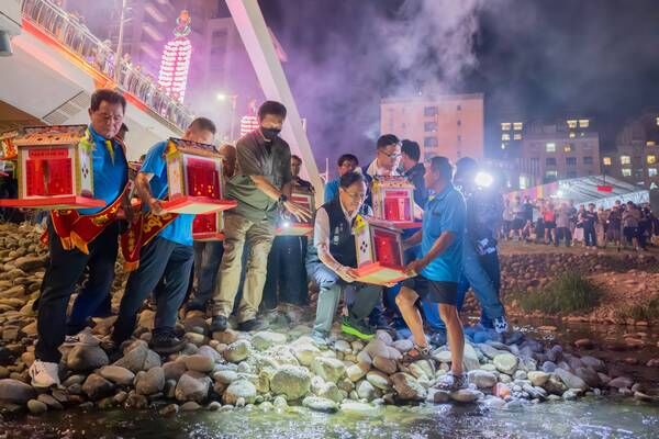 ▲桃園景福宮慶讚中元,水燈排遶境超吸睛