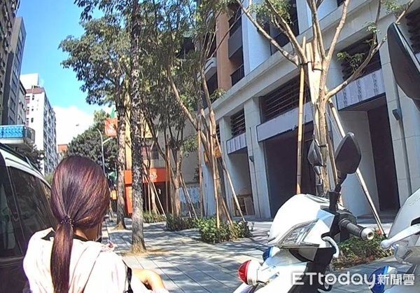 ▲經警方深入詢問戳破楊女謊言,從被害人變詐騙車手,帶返所偵辦。(圖/桃園警分局提供)