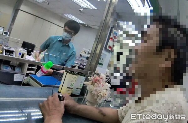 ▲屏東警分局員警阻止許男被騙。(圖/記者陳崑福翻攝)