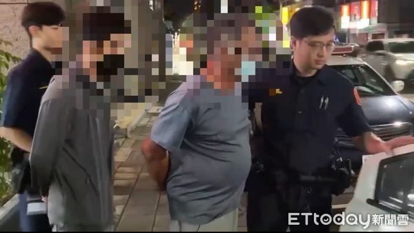 ▲▼蘆洲警發現車手在裁切假證件及合約書,警方循線再逮捕另一名面交車手 。(圖/記者陳以昇翻攝)