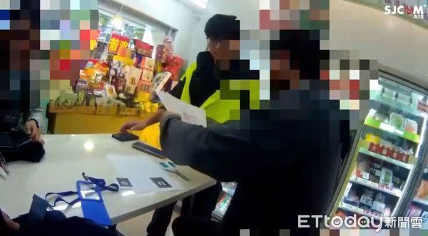 ▲▼蘆洲警發現車手在裁切假證件及合約書,警方循線再逮捕另一名面交車手 。(圖/記者陳以昇翻攝)