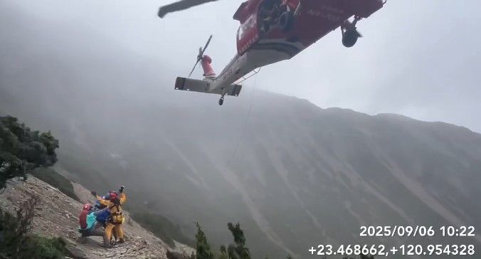 ▲▼空勤總隊救援驚險一瞬間。(圖/翻攝自Facebook/空勤總隊)