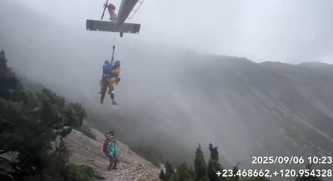 ▲▼空勤總隊救援驚險一瞬間。(圖/翻攝自Facebook/空勤總隊)