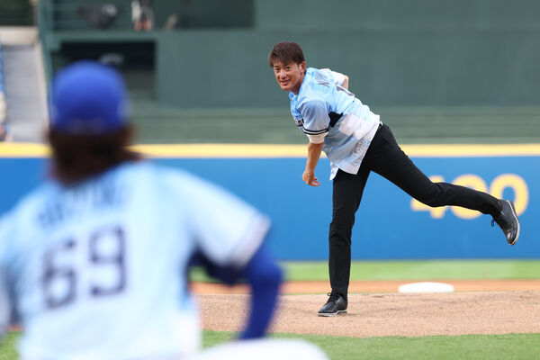 ▲日本名投能見篤史新莊城堡開球。(圖/富邦悍將提供)