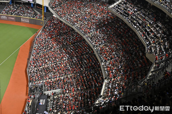 ▲▼林智勝引退系列賽第二戰,台北大巨蛋湧入滿場四萬名球迷。(圖/記者李毓康攝)