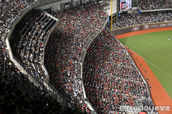 ▲▼林智勝引退系列賽第二戰,台北大巨蛋湧入滿場四萬名球迷。(圖/記者李毓康攝)