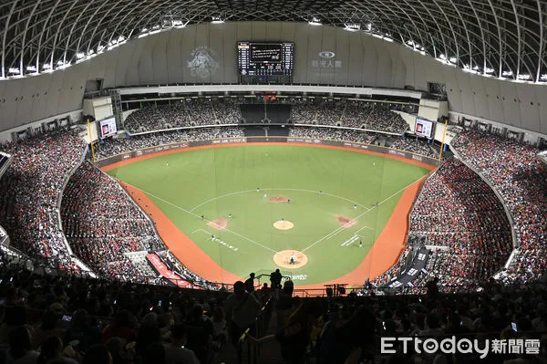 ▲▼林智勝引退系列賽第二戰,台北大巨蛋湧入滿場四萬名球迷。(圖/記者李毓康攝)