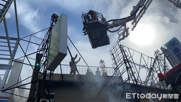 ▲台南永康中華路RC建築連棟鐵皮加蓋上午發生火警,消防人員迅速佈署灌救,火場屋內3人一度受困,消防員緊急架梯與引導協助安全脫困。(圖/記者林東良翻攝,下同)