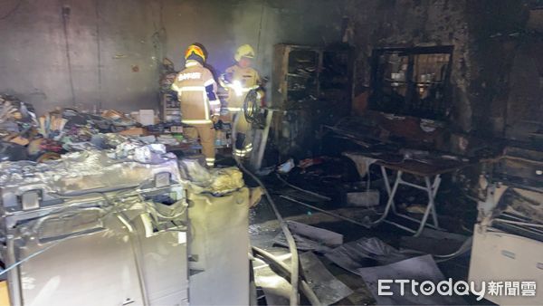 ▲台南永康中華路RC建築連棟鐵皮加蓋上午發生火警,消防人員迅速佈署灌救,火場屋內3人一度受困,消防員緊急架梯與引導協助安全脫困。(圖/記者林東良翻攝,下同)