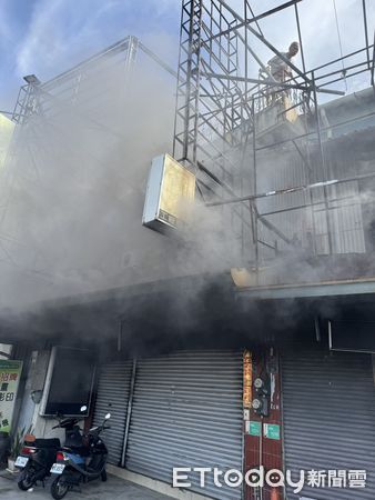 ▲台南永康中華路RC建築連棟鐵皮加蓋上午發生火警,消防人員迅速佈署灌救,火場屋內3人一度受困,消防員緊急架梯與引導協助安全脫困。(圖/記者林東良翻攝,下同)