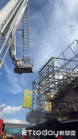 ▲台南永康中華路RC建築連棟鐵皮加蓋上午發生火警,消防人員迅速佈署灌救,火場屋內3人一度受困,消防員緊急架梯與引導協助安全脫困。(圖/記者林東良翻攝,下同)