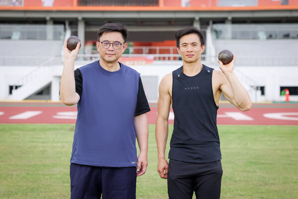 ▲▼民進黨立委賴瑞隆曾經是名鉛球選手,運動部成立前邀請高雄在地的自由體能訓練師王昱翔至運動場交流。(圖/立委賴瑞隆國會辦公室提供)