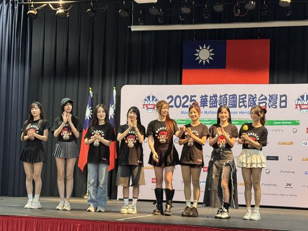 ▲▼樂天女孩在華盛頓球場合影。(圖/樂天桃猿提供)