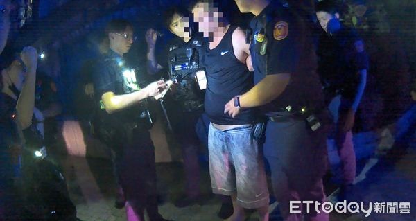 ▲有多次酒駕紀錄的許男,因酒駕肇事逃逸,遭警方攔截圍捕。(圖/記者陸運陞翻攝)