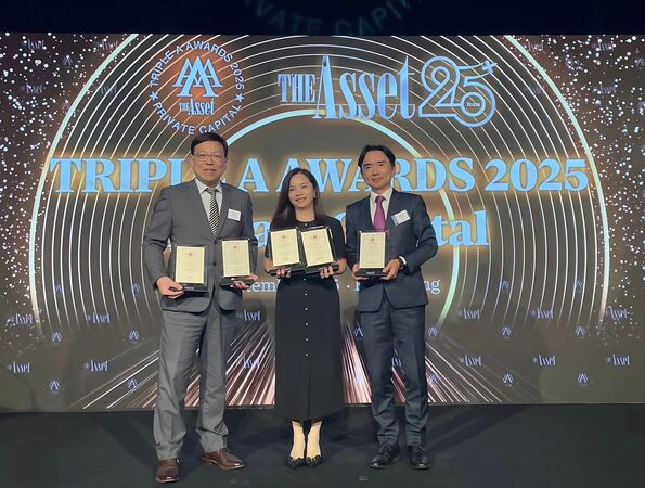 ▲▼中國信託銀行今年囊括國際指標性財經媒體《The Asset》(財資)雜誌主辦之「The Asset Triple A Private Capital Awards 2025」六項大獎,由中國信託銀行香港分行資本市場部部長陳家裕副總經理(左)、香港分行金融商品行銷部部長麥芷珊副總經理(中)、境外私人銀行事業處處長陳怡達資深副總經理(右)代表受獎。(圖/主辦單位提供)