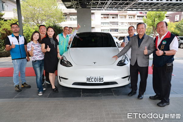 ▲南投旅遊好康月活動提供市價240萬元特斯拉做抽獎禮品。(圖/南投縣政府提供,下同)