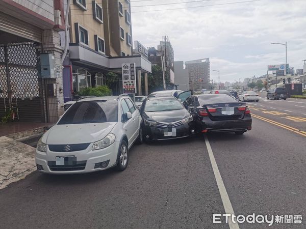 ▲▼警方發現陳姓嫌犯駕車行經鳳山區博愛路,立即以偵防車前後包夾進行圍捕,但陳嫌拒捕並衝撞警車及員警。(圖/記者吳世龍翻攝)