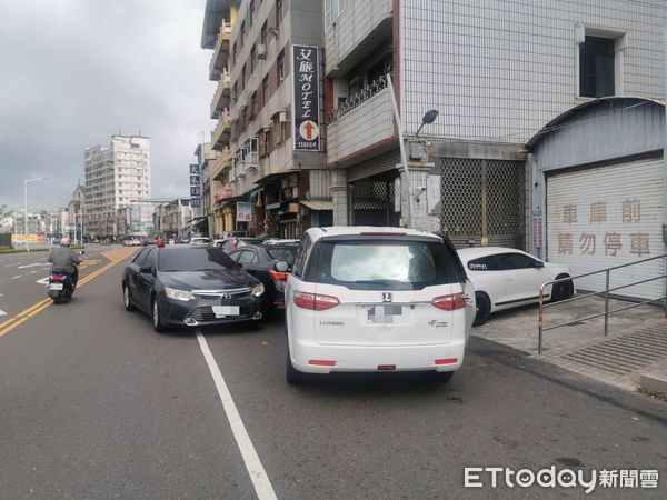 ▲▼警方發現陳姓嫌犯駕車行經鳳山區博愛路,立即以偵防車前後包夾進行圍捕,但陳嫌拒捕並衝撞警車及員警。(圖/記者吳世龍翻攝)