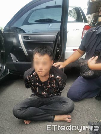 ▲▼警方發現陳姓嫌犯駕車行經鳳山區博愛路,立即以偵防車前後包夾進行圍捕,但陳嫌拒捕並衝撞警車及員警。(圖/記者吳世龍翻攝)