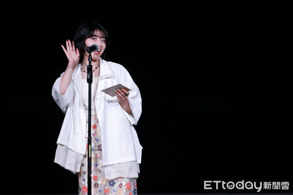 ▲川西奈月帶著小抄上台。(圖/記者周宸亘攝)