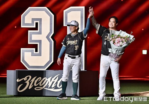 ▲▼ 林智勝引退系列賽最終戰引退儀式,洪一中教練獻花。(圖/記者李毓康攝)