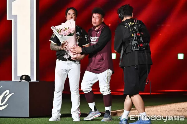 ▲▼林智勝引退系列賽最終戰引退儀式,林泓育獻花。(圖/記者李毓康攝)