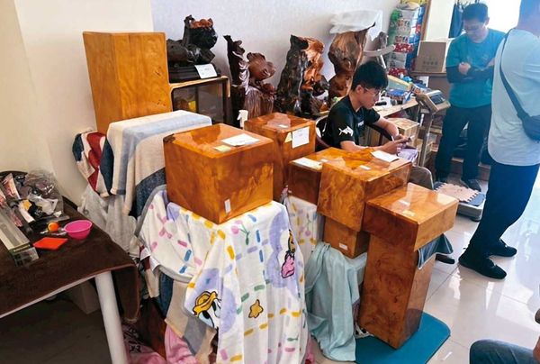 南投地檢署偵破吸收越南籍逃逸移工的山老鼠集團,他們將盜伐來的檜木等珍貴木切割成「金磚」(圖),或加工成工藝品,高價賣出牟利。(南投地檢署提供)