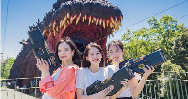 哥吉拉宣傳照意外引發討論,因為女子拿槍槍口全對自己。(圖/翻攝【公式】ゴジラ迎撃作戦 X)