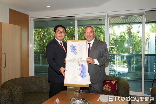 ▲台南市長黃偉哲拜會澳洲黃金海岸市泰特市長,雙方親切互動增進姊妹市情誼。(記者林東良翻攝,下同)