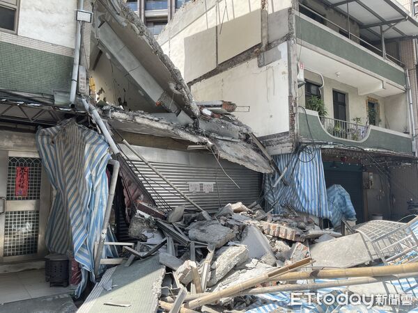 ▲▼蘆洲區光華路鷹架倒塌,壓斷電線波及民宅 。(圖/記者陳以昇翻攝)