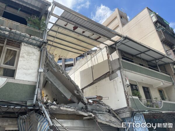 ▲▼蘆洲區光華路鷹架倒塌,壓斷電線波及民宅 。(圖/記者陳以昇翻攝)