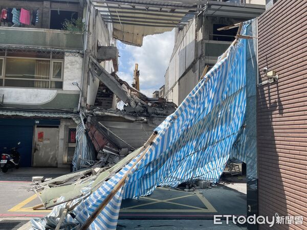 ▲▼蘆洲區光華路鷹架倒塌,壓斷電線波及民宅 。(圖/記者陳以昇翻攝)