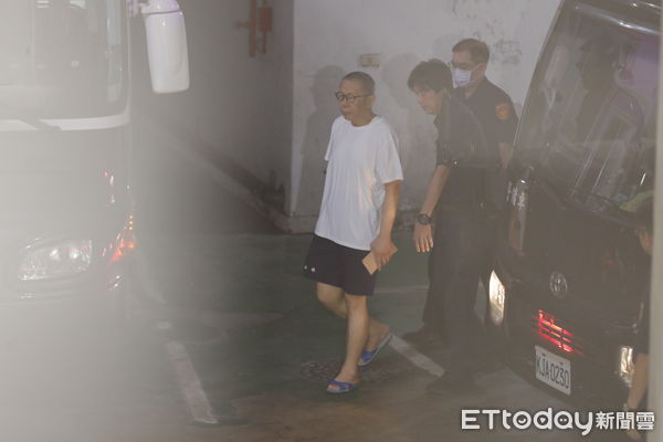 ▲▼羈押近一年的前台北市長柯文哲即將交保獲釋,中午時分囚車將柯文哲押送台北地方法院。(圖/記者湯興漢攝)