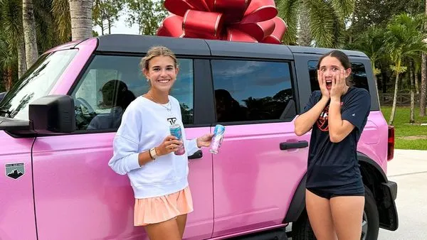 艾瑪(右)過生日,凱伊(左)把她的愛車用上粉紅色包膜。(翻攝Kai Trump YouTube頻道)