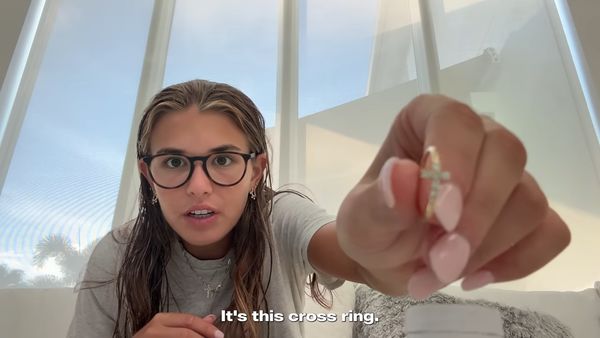 凱伊準備十字架戒指給艾瑪當生日禮物。(翻攝Kai Trump YouTube頻道)