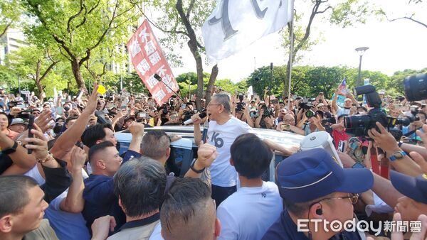 ▲▼柯文哲交保走出北院,小草簇擁。(圖/記者黃彥傑攝)