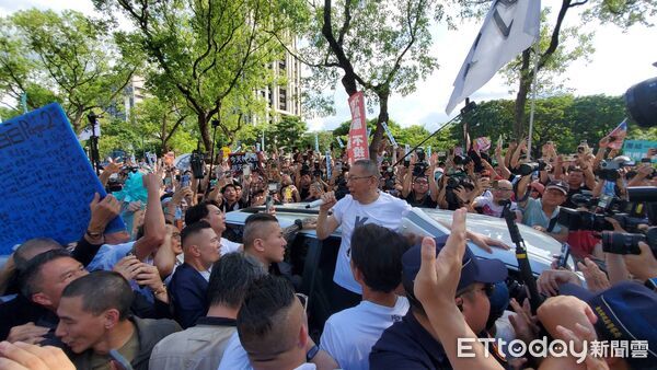 ▲▼柯文哲交保走出北院,小草簇擁。(圖/記者黃彥傑攝)