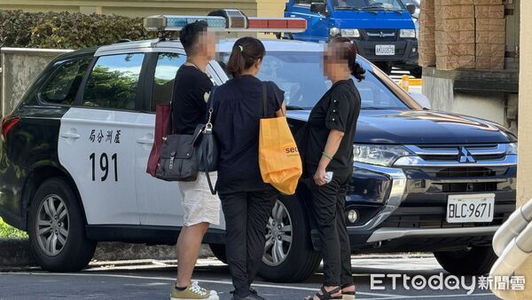 ▲李男參加淡水健行活動意外摔死,一起參加活動的妻子(右)在兒子(左)陪同下相驗。(圖/記者陳以昇攝)