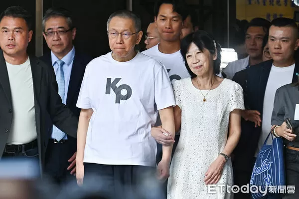 ▲▼台北地院審理京華城案,9月5日裁定柯文哲以新台幣7000萬元交保,柯文哲在陳佩琪陪伴下步出北院。(圖/記者李毓康攝)