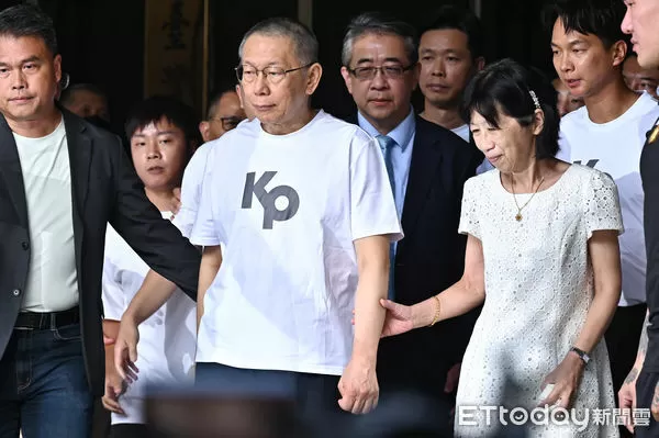 ▲▼台北地院審理京華城案,9月5日裁定柯文哲以新台幣7000萬元交保,柯文哲在陳佩琪陪伴下步出北院。(圖/記者李毓康攝)