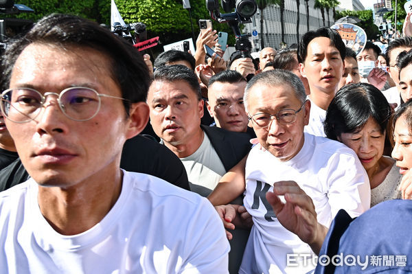 ▲▼台北地院審理京華城案,9月5日裁定柯文哲以新台幣7000萬元交保,柯文哲與陳佩琪在支持者小草們簇擁下離開北院。(圖/記者李毓康攝)