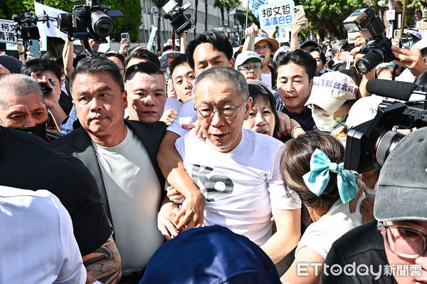 ▲▼台北地院審理京華城案,9月5日裁定柯文哲以新台幣7000萬元交保,柯文哲與陳佩琪在支持者小草們簇擁下離開北院。(圖/記者李毓康攝)