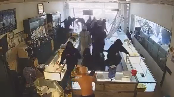 十多名蒙面人「開車衝進珠寶店」 88歲老闆阻止被揍倒中風送醫。(圖/翻攝自X)