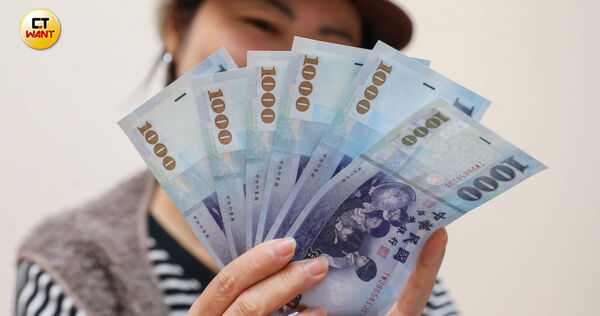 原PO表示,給大學女兒一個月2.8萬被說不夠花。(示意圖/侯世駿攝)