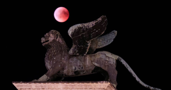 威尼斯當地知名地標聖馬可飛獅。(圖/達志/路透社)